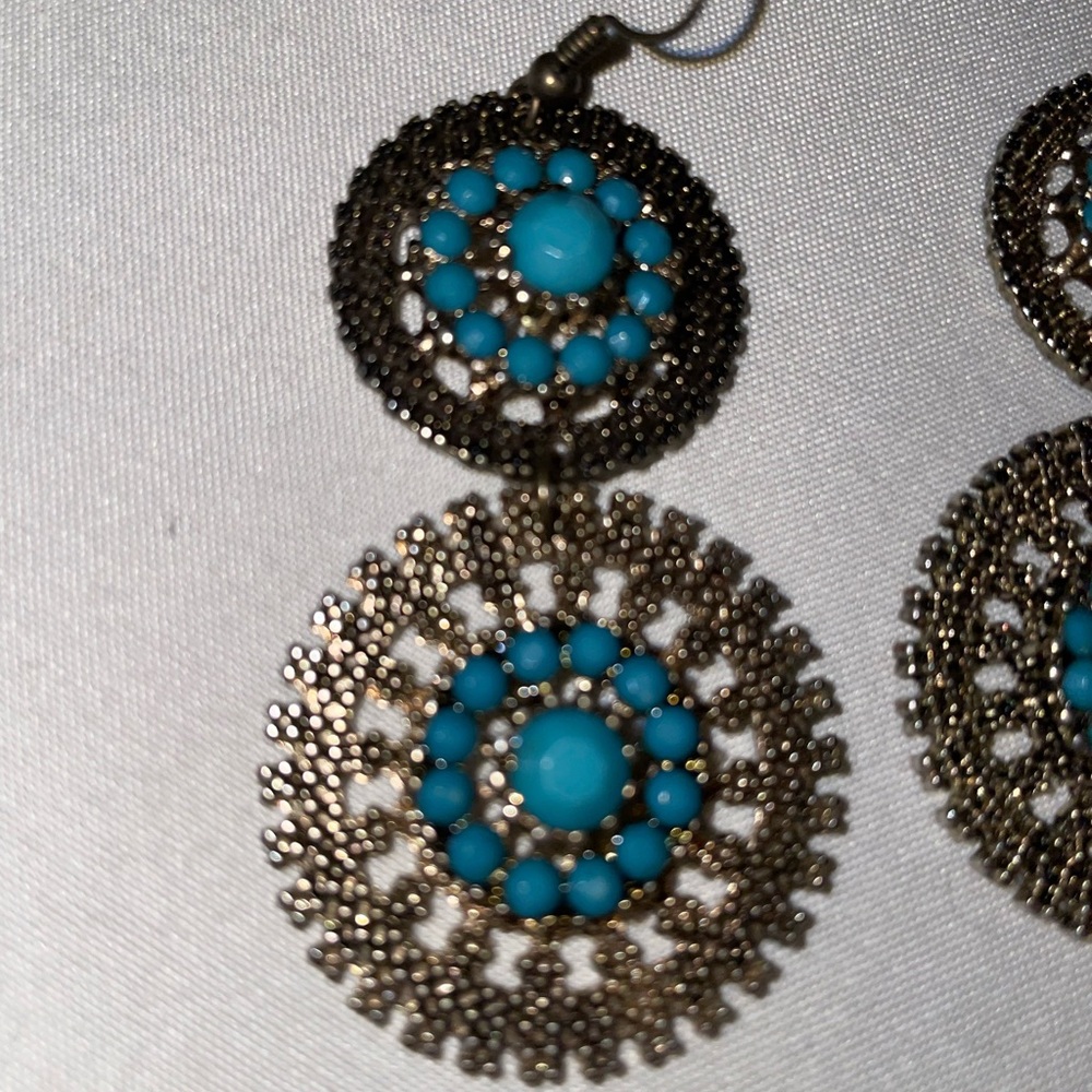 Gold with green stones earrings ~ costume - Picture 2 of 2